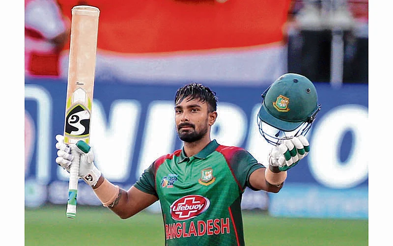 Mahendra Singh Dhoni keeps India in hunt