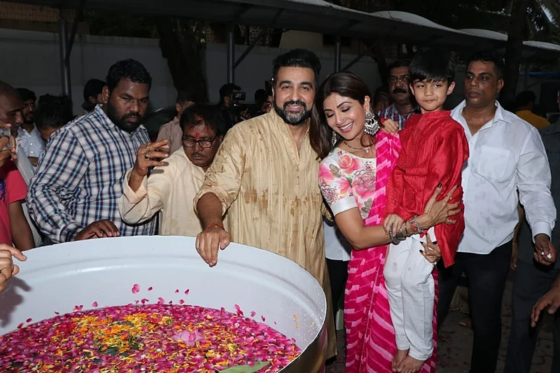 Shilpa Shetty, Raj Kundra with son Viaan. Photo by Viral Bhayani