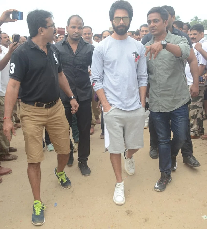 Shahid Kapoor at Juhu Beach. Photo by Viral Bhayani