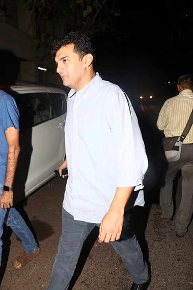 Deepika Padukone spotted exiting Aamir Khan’s residence, movie on the cards?