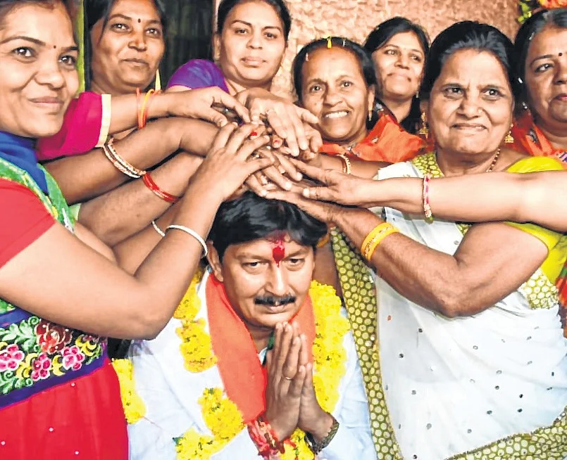 On Campaign Trail: BJP and Congress Candidates Reached Out to Voters in Their Assembly Constituencies on Wednesday