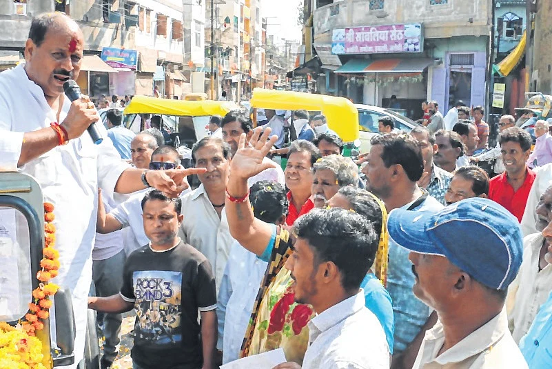 On Campaign Trail: BJP and Congress Candidates Reached Out to Voters in Their Assembly Constituencies on Wednesday