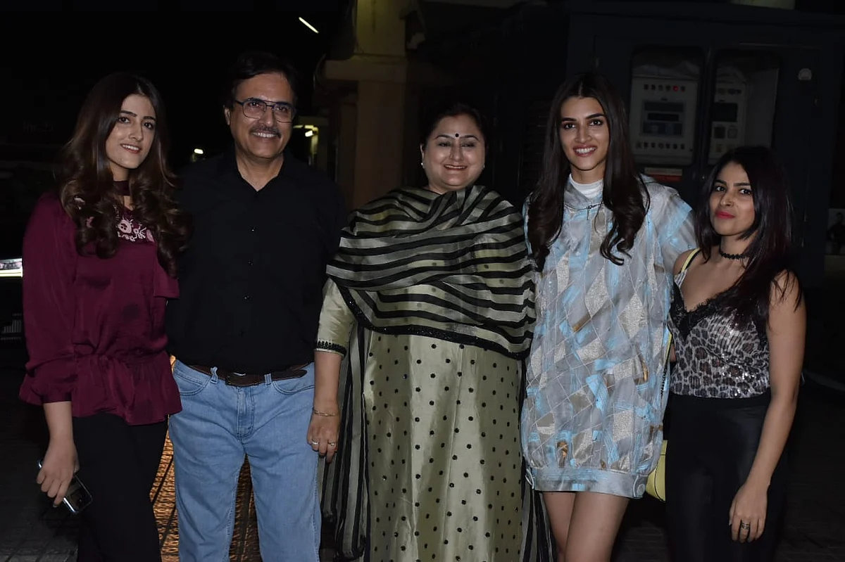Kriti Sanon along with her family, Pic courtesy: Viral Bhayani