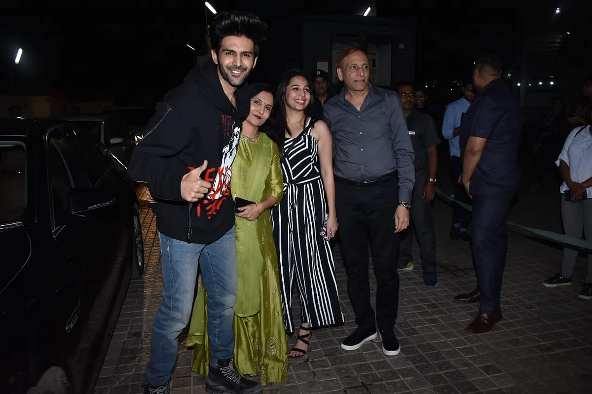 Kartik Aaryan along with his family, Pic courtesy: Viral Bhayani