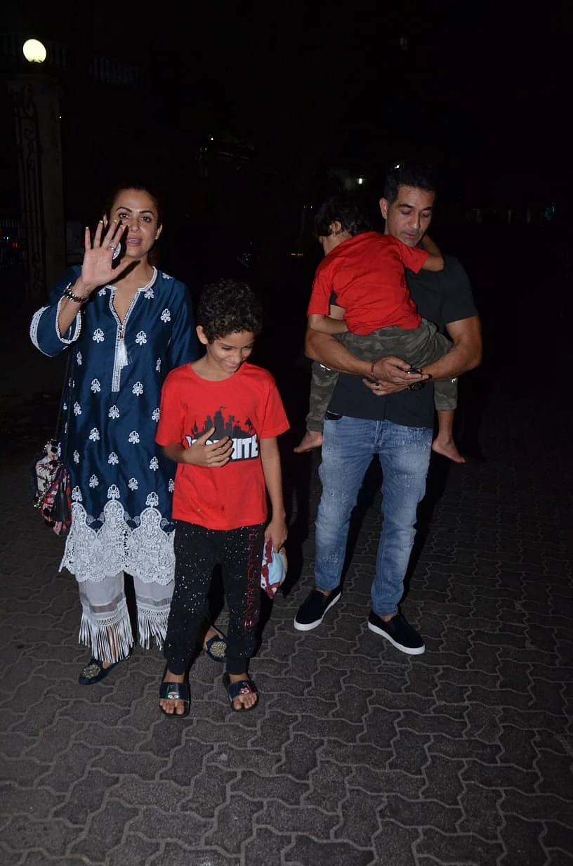 Amrita Arora with husband Shakeel Ladak and kids, Pic courtesy: Viral Bhayani