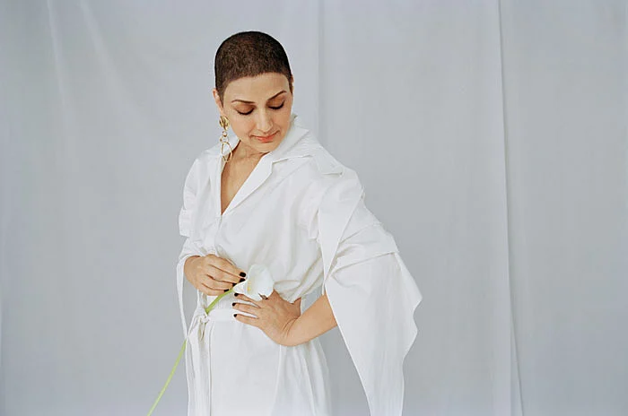 This new picture of Sonali Bendre showing off her cancer surgery scar proves beauty has no limit