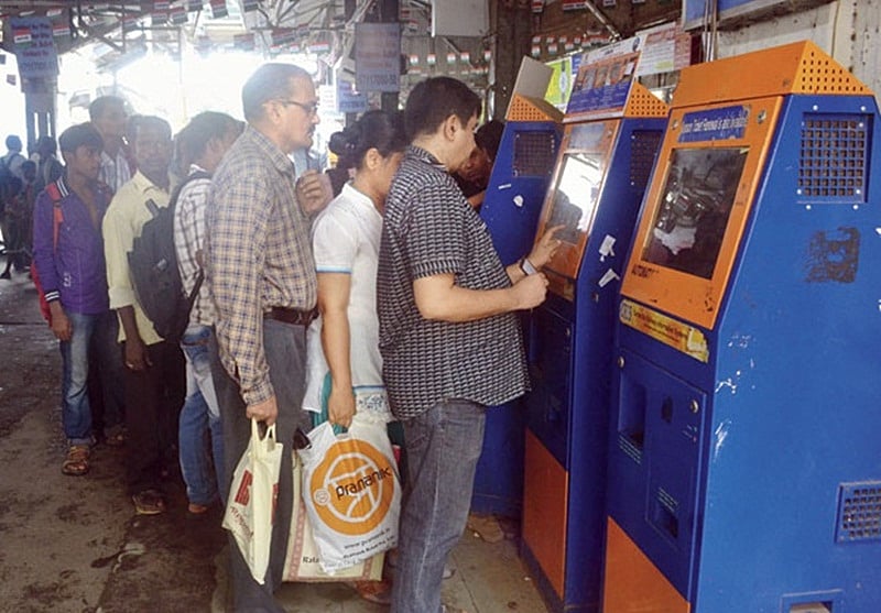 Mumbai: Soon, commuters can use debit, credit card to buy railway tickets through vending machines