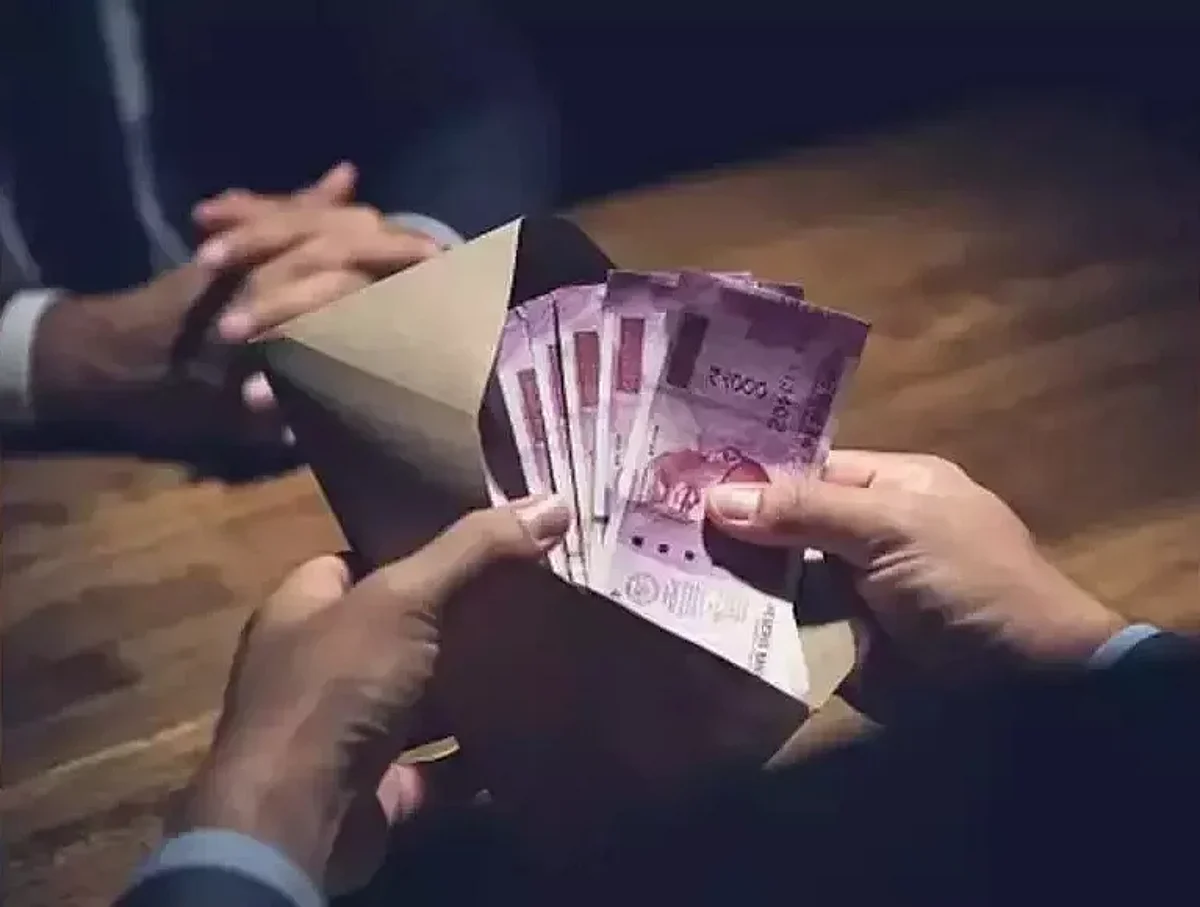 गुटखाविक्री करण्यासाठी हप्ता मागणाऱ्या पोलीस निरीक्षकांवर गुन्हा दाखल