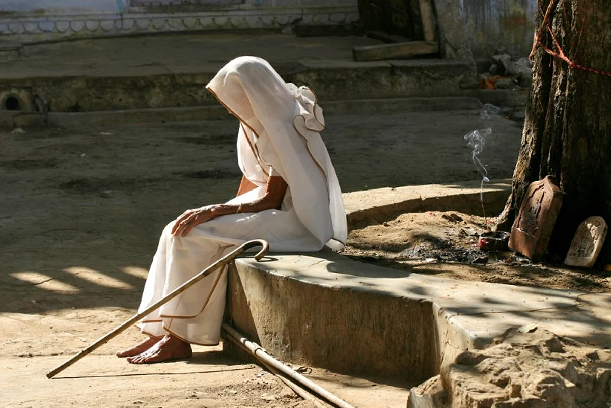 विधवांचा सन्मान झाला पाहिजे