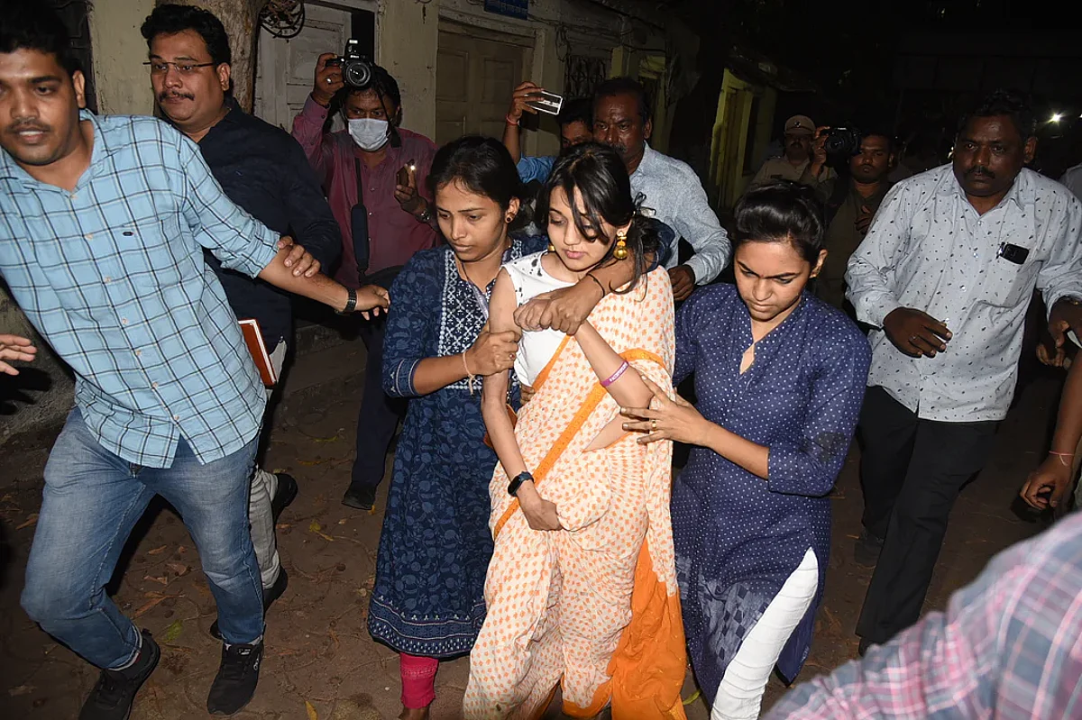 न्यायालयाने केतकी चितळे हिला १४ दिवसाची न्यायालयीन कोठडी सुनावली
