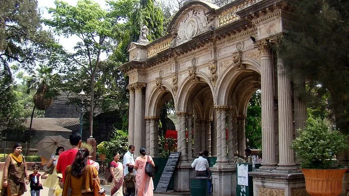 उन्हाळी सुट्ट्यांमुळे राणी बाग बच्चेकंपनीसह पर्यटकांनी गजबजून गेली