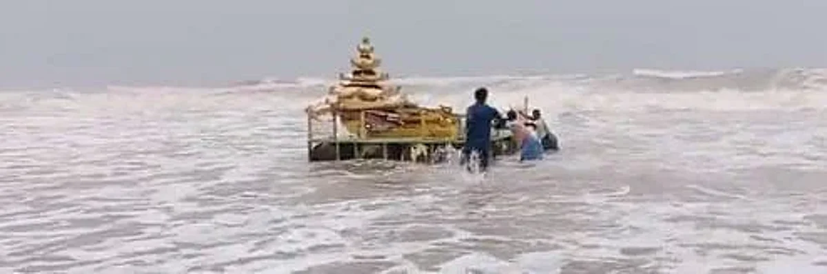 आंध्र प्रदेशातील वादळामुळे समुद्रात एक सोन्याचा रथ वाहून आला