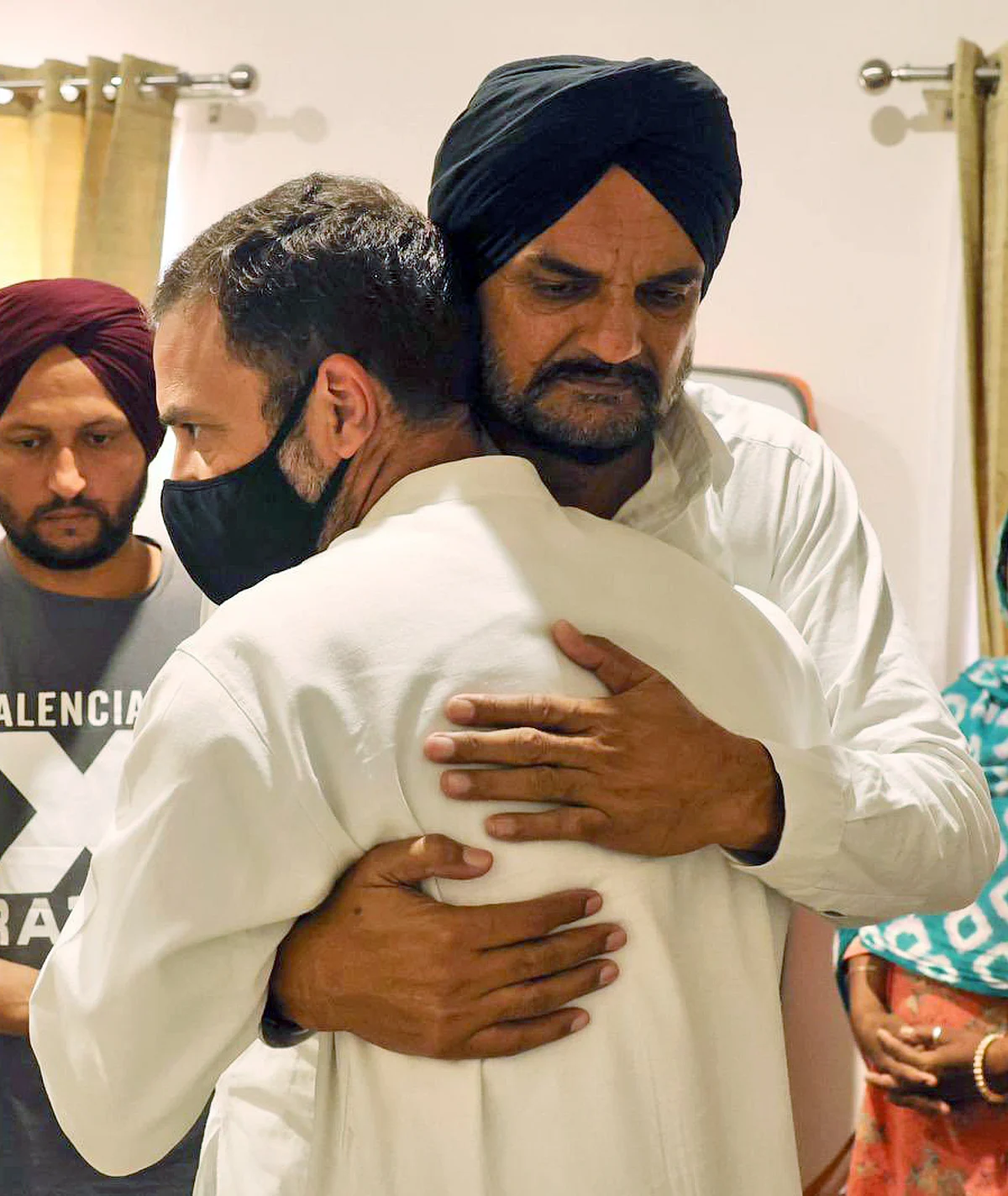 राहुल गांधी पोहचले सिद्धू मुसेवालाच्या घरी, गळाभेट घेत केले सांत्वन