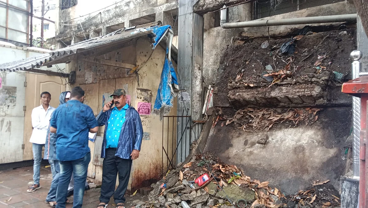 पालिकेच्या डोंबिवली विभागीय कार्यालयात मोठा स्लॅब कोसळला
