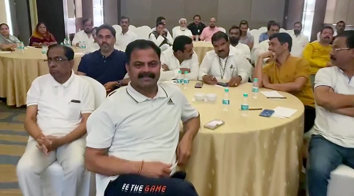 आम्ही येथे भूमिका घेऊन आलो आहोत, कोण तुमच्या संपर्कात एकदा सांगाच...
