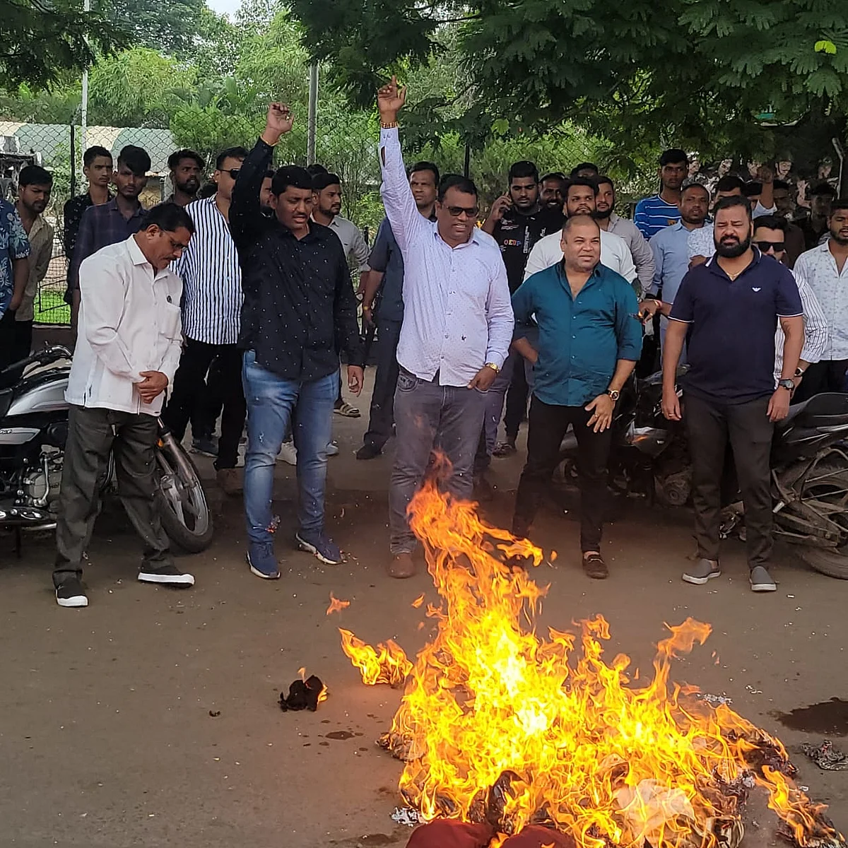 डोंबिवलीमध्ये संजय राऊत यांचा प्रतिकात्मक पुतळा जाळला