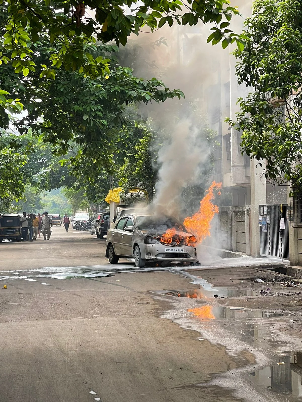 ठाकुर्लीमधील ९० फीट रोड येथे अचानक एका चारचाकी वाहनाला आग