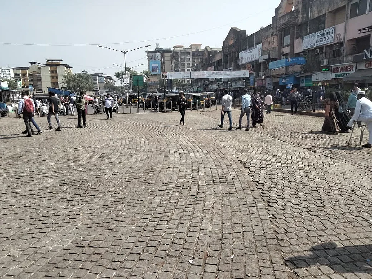 मीरारोड स्थानकाला फेरीवाल्यांचा विळखा कायम