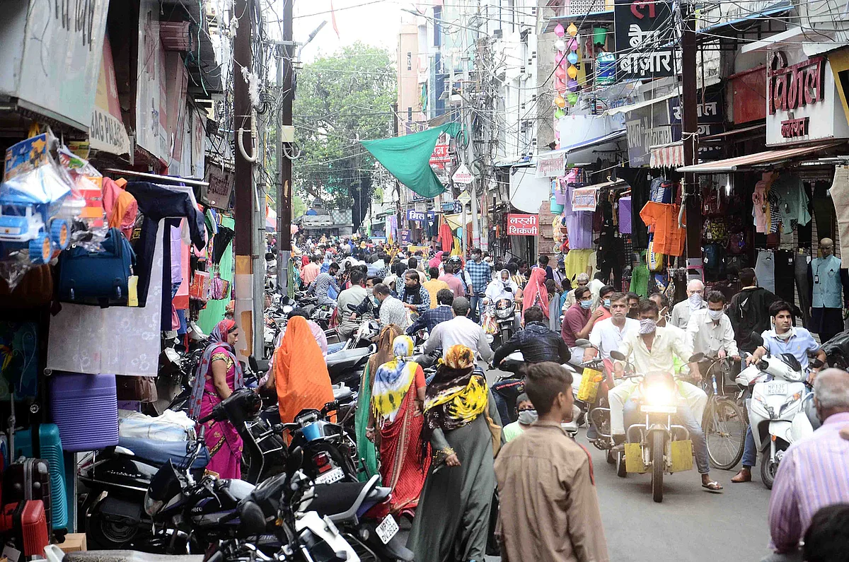 मार्केटमध्ये येणाऱ्या लोकांची सुरक्षा वाऱ्यावर