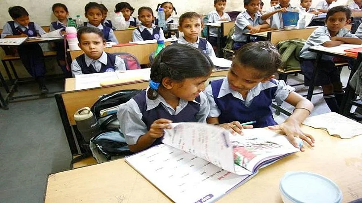 विद्यार्थ्यांची यंदाची शाळा 'पावसातच' भरणार? पावसाळ्यातील उपयुक्त वस्तुचे अद्याप वाटप नाही