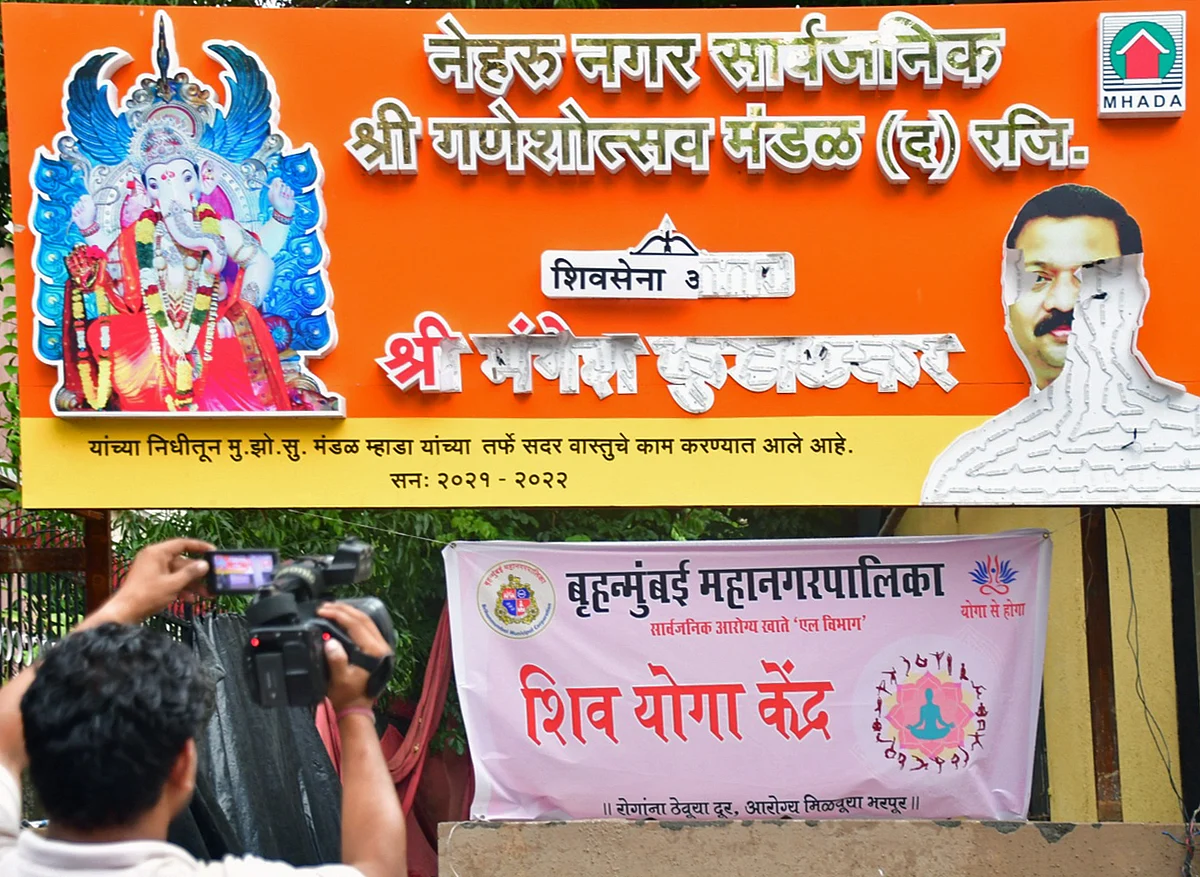 बंडखोरांविरुद्ध शिवसैनिकांचा उद्रेक ; आमदारांच्या कार्यालयांची तोडफोड