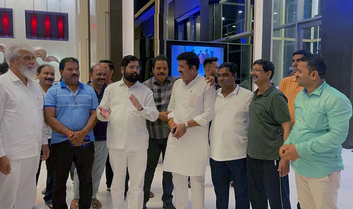 शिंदे गटाच्या अडचणी वाढल्या ? ठाण्यात श्रीकांत शिंदेंचं शक्तिप्रदर्शन