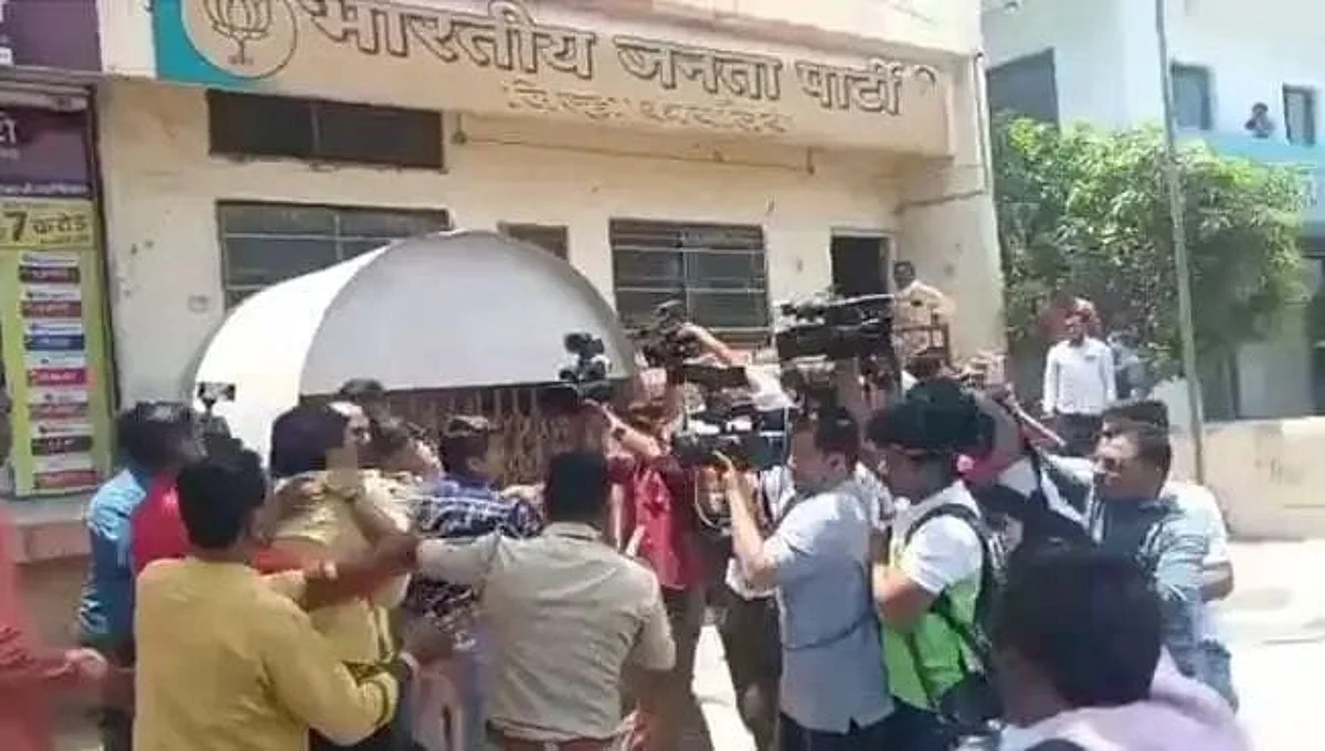 पंकजा मुंडे समर्थकांचा औरंगाबाद मध्ये भाजप कार्यालयावर दगडफेक
