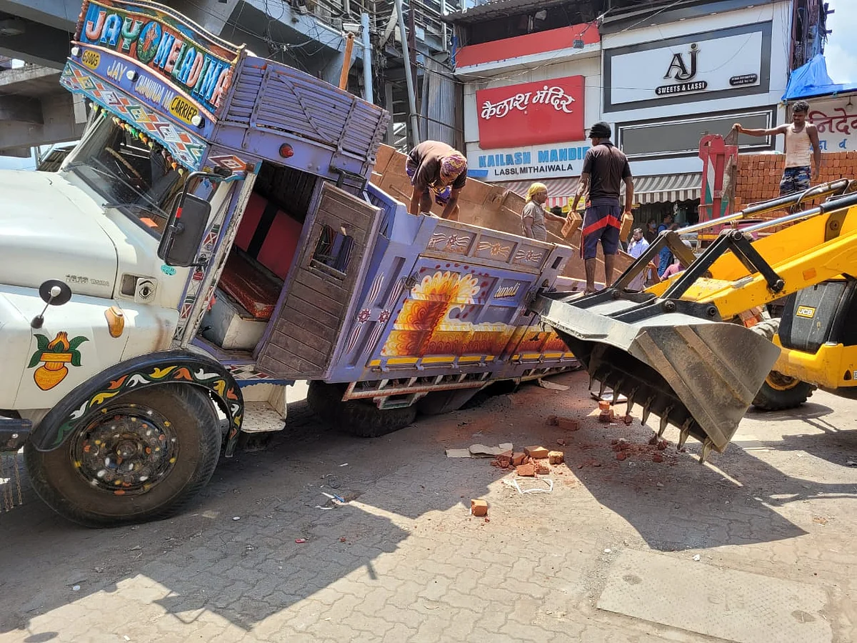 डोंबिवलीमध्ये चक्क रस्ता खचून ट्रक अडकला, मोठा अनर्थ टळला