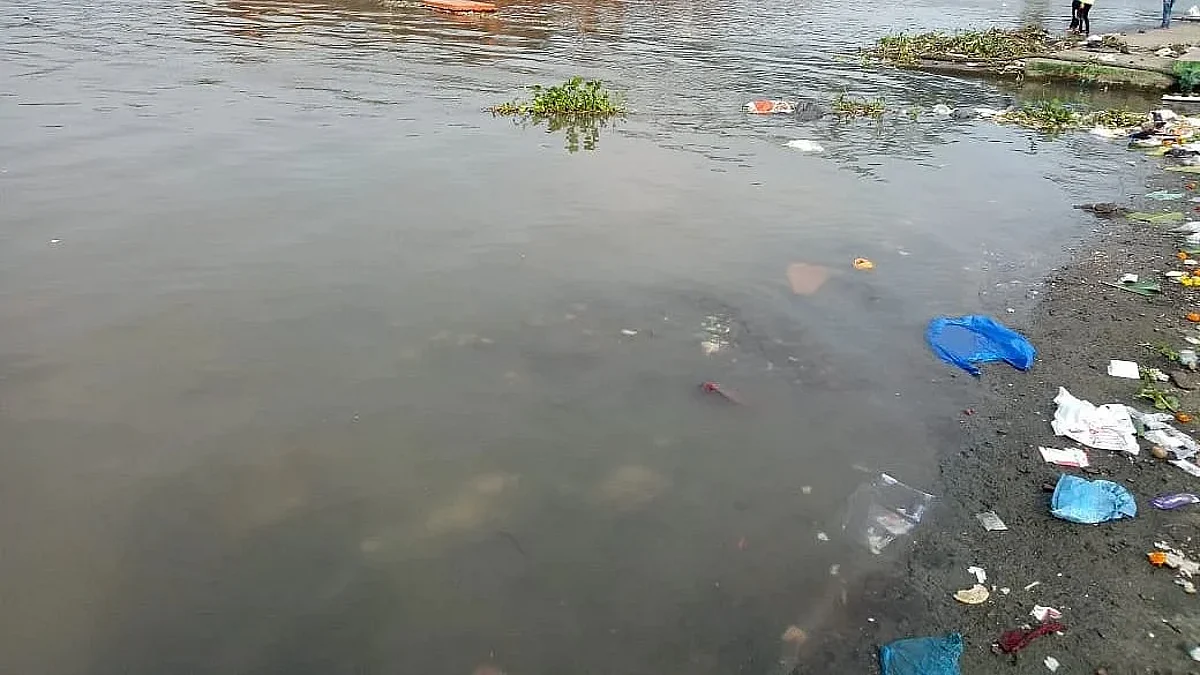 सांडपाण्याच्या विळख्यात आला शेलु गावातील तलाव