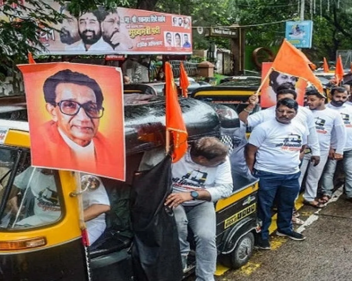 ठाणे शहारत रिक्षाचालकांची रॅली,मी रिक्षावाला,मी मुख्यमंत्रीचे सर्वत्र बॅनर