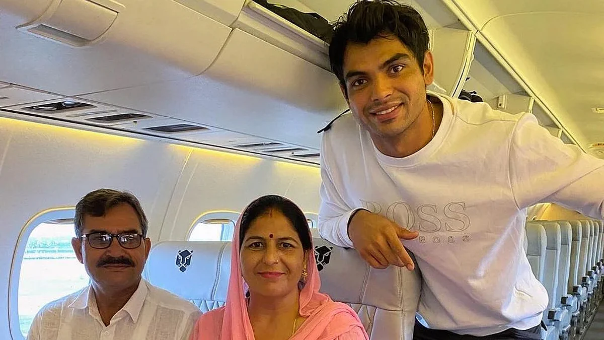 नीरज चोप्राच्या वडिलांचे डोळे आनंदाश्रूंनी पाणावले; आईला अत्यानंद