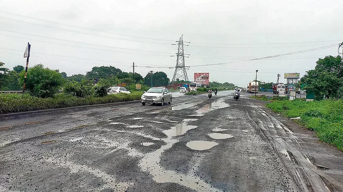 मोखाडा शहरातील प्रवेशद्वारावरील रस्त्यावर मोठमोठाले खड्डे