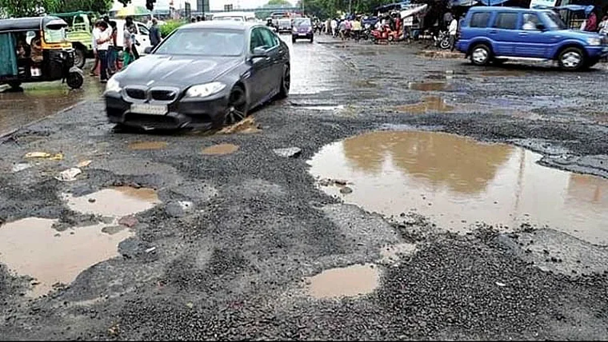 खड्ड्यांवर हजार कोटी रुपये खर्च तरी खड्ड्यांची समस्या जैसे थे !