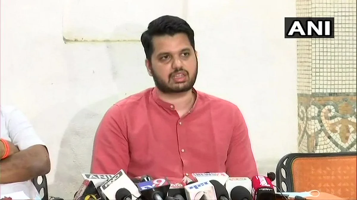वरुण सरदेसाईंची युवासेना राज्य सचिवपदावरून शिंदे गटाने केली हकालपट्टी