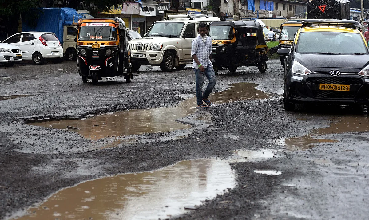 दक्षिण मुंबईतील रस्त्यांची बिकट अवस्था,वाहतूककोंडीमुळे वाहनचालकांसह नागरिक त्रस्त
