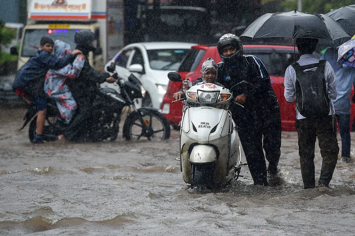 मुसळधार पावसाने रस्तेवाहतूक कोलमडली,पुढील तीन दिवस धोक्याचे