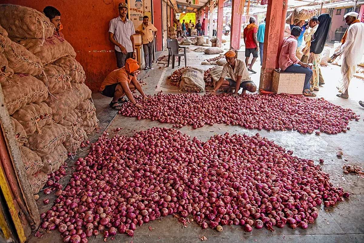एपीएमसी मार्केटमधील लिलावगृहातील छताची लोखंडी कमान कोसळली