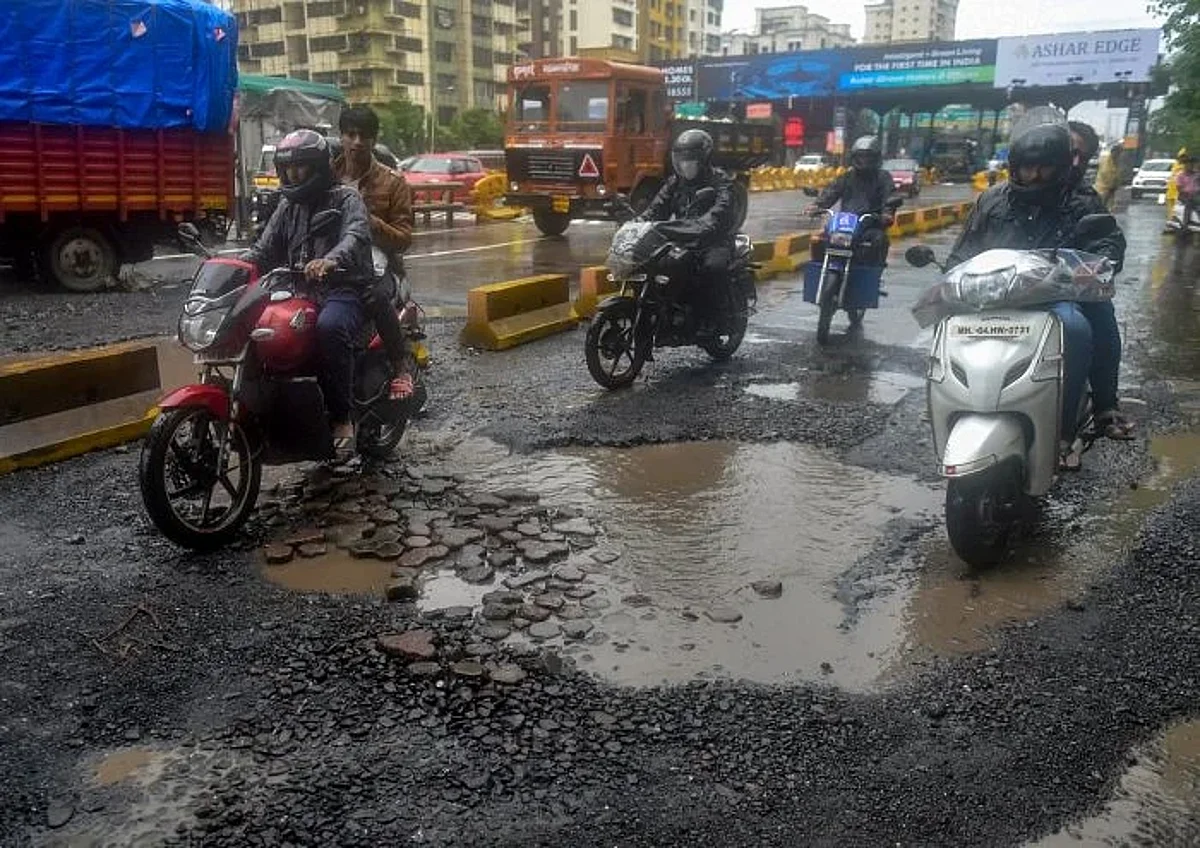 ठाणे शहरातील बहुतांशी रस्त्यांची प्रचंड दुरावस्था