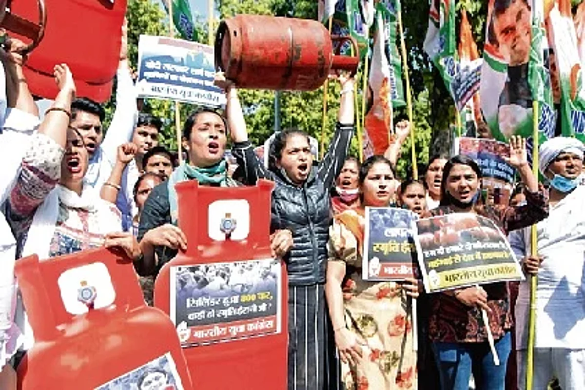 गॅस सिलिंडरच्या दरवाढीविरोधात युवक काँग्रेसची कल्याणमध्ये बॅनरबाजी