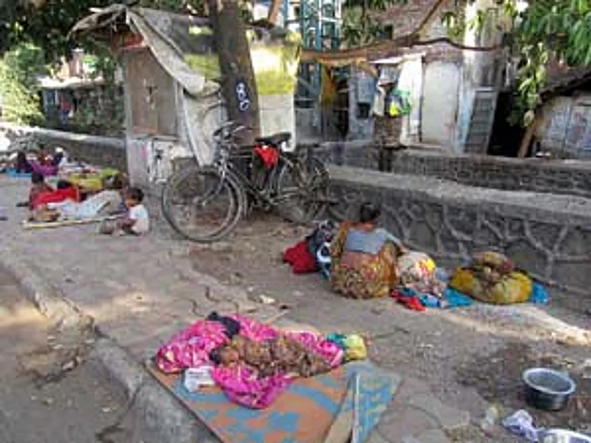 पालिकेच्या नियोजनशून्य कारभारामुळे बेघर वाऱ्यावर