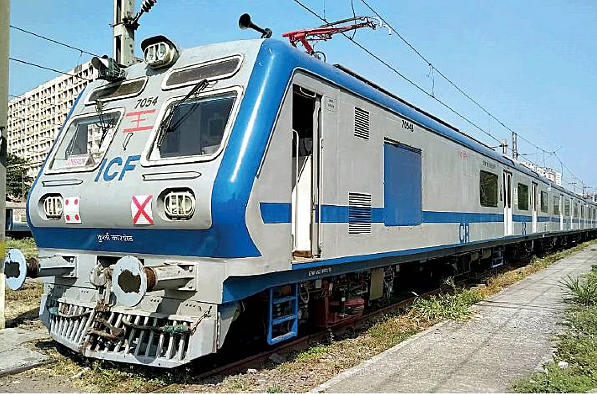 मध्य रेल्वेवर सहावी वातानुकूलित लोकल दाखल