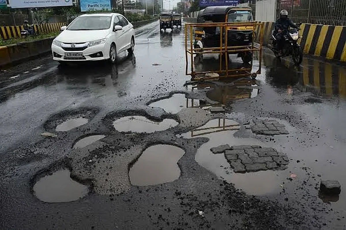 वाहतूककोंडीतुन मुंबईकरांची मुक्तता करण्यासाठी स्वतंत्र यंत्रणा सज्ज ,रस्ते खड्डेमुक्त करण्याचे काम अहोरात्र सुरु राहणार