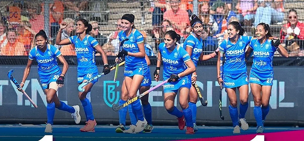 'दिसे चंद्राची प्रभा ढवळी'...