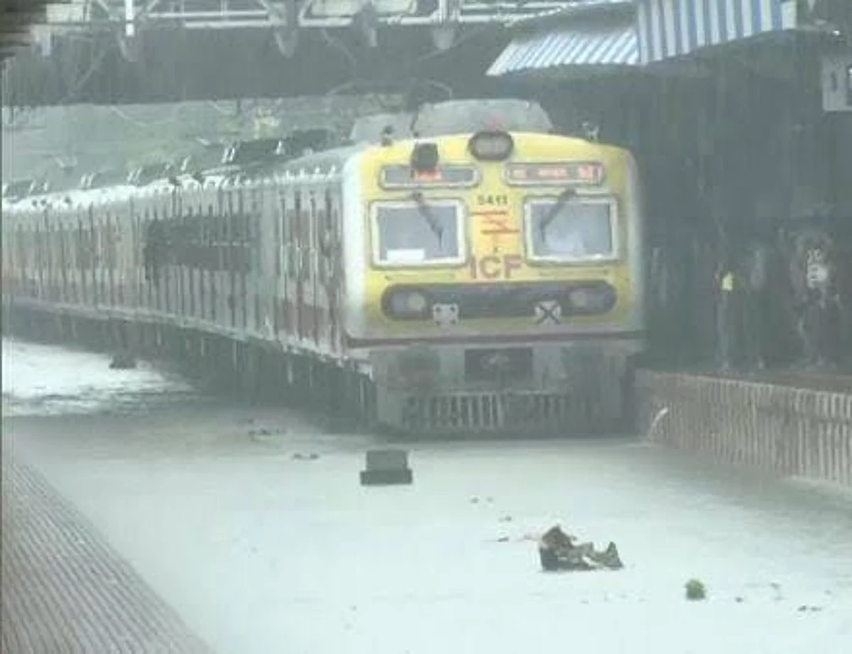 मुसळधार पावसामुळे लाइफलाईनचा वेग मंदावला ; मध्य, हार्बर रेल्वेसेवा १० ते १५ मिनिटे उशिराने