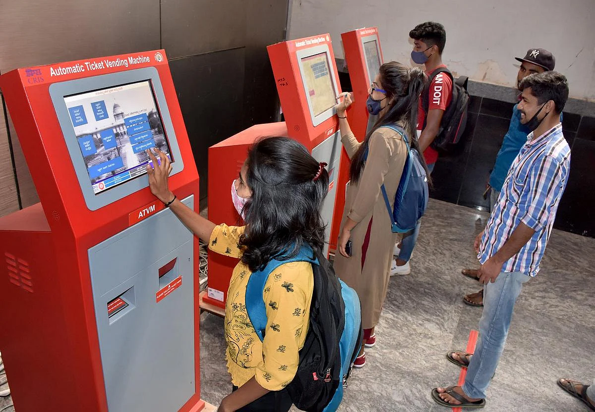 मध्य, पश्चिम रेल्वे स्थानकात आणखी २६३ नवीन एटीव्हीएम मशिन्सची भर