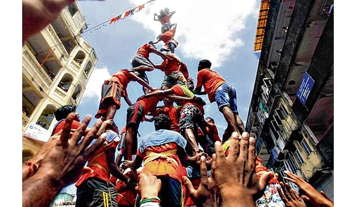 दहीहंडी उत्सवाच्या दिवशी सार्वजनिक सुट्टी जाहीर करण्याची प्रताप सरनाईकांची मागणी