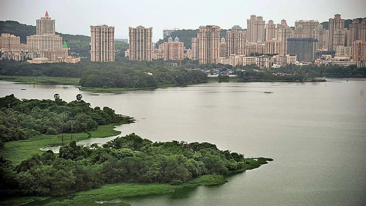 मुसळधार पावसामुळे पवई तलाव झाला ओव्हरफ्लो