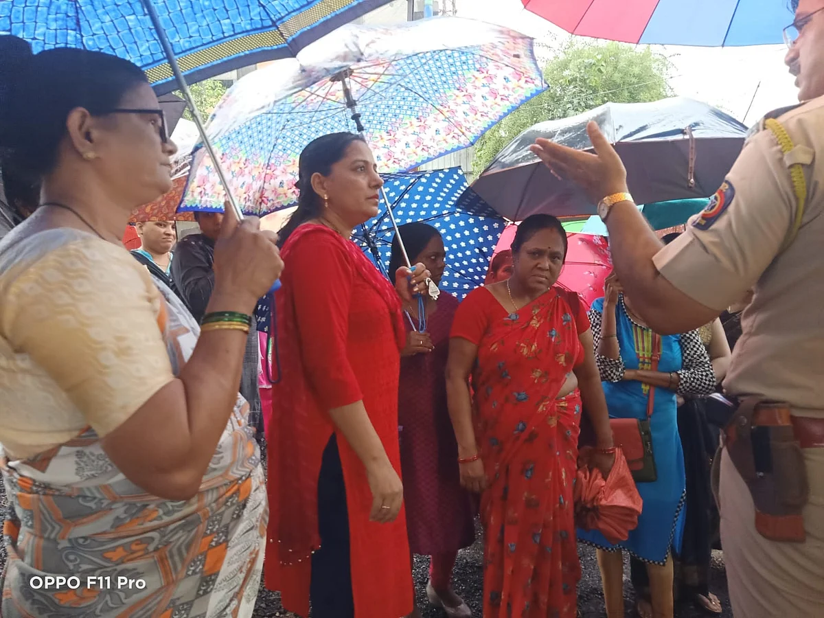 पाणी प्रश्न महिलांचा मोर्चा ; एमआयडीसी अधिकाऱ्यांच्या आश्वासनानंतर आंदोलन मागे