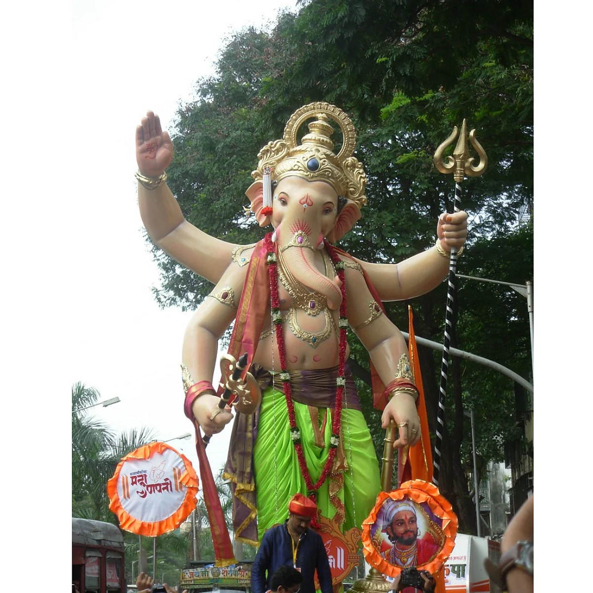 ढोलताशाच्या गजरात काळाचौकीच्या महागणपतीचे आगमन; शेकडोंच्या संख्येने भाविकांची हजेरी