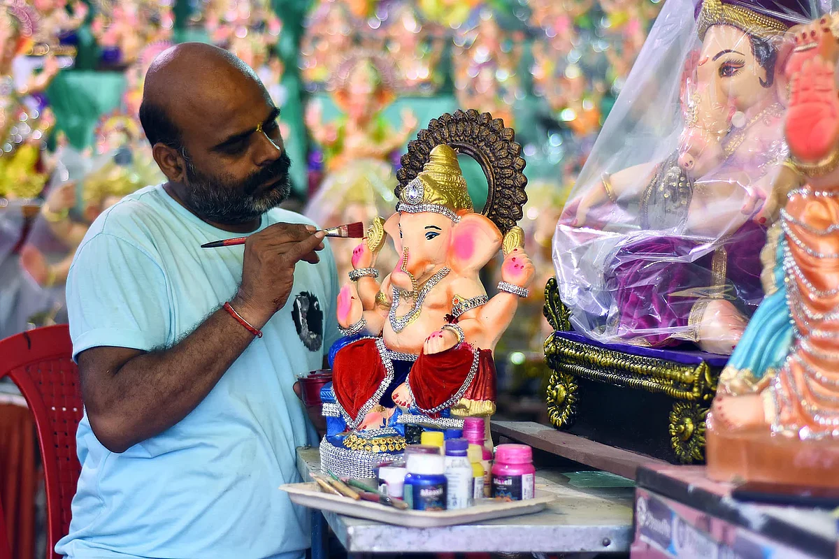 पेणमध्ये गणेशोत्सवासाठी बाप्पाच्या मूर्तींची बुकिंग सुरू; महागाईचा फटका मुर्त्यांवर बसला